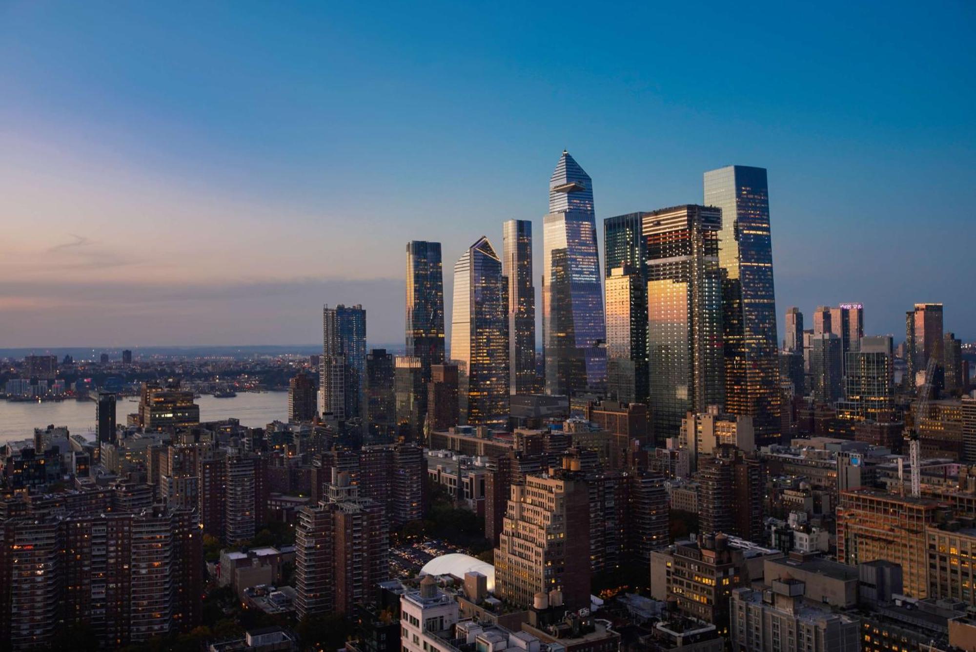 Hyatt Place New York Chelsea Exterior photo Philadelphia skyline