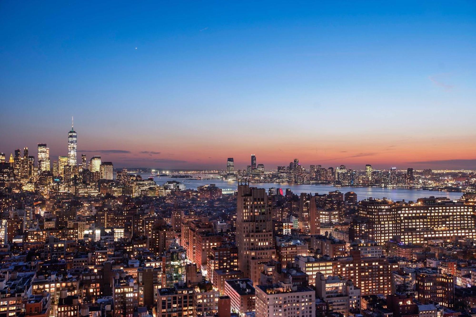 Hyatt Place New York Chelsea Exterior photo Manhattan skyline at night
