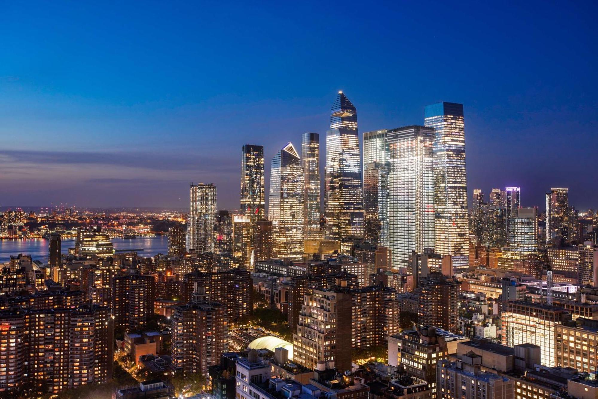 Hyatt Place New York Chelsea Exterior photo Manhattan skyline at night
