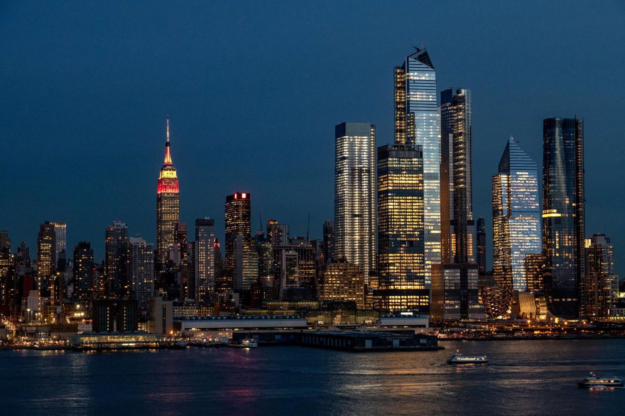 Hyatt Place New York Chelsea Exterior photo Manhattan skyline at night